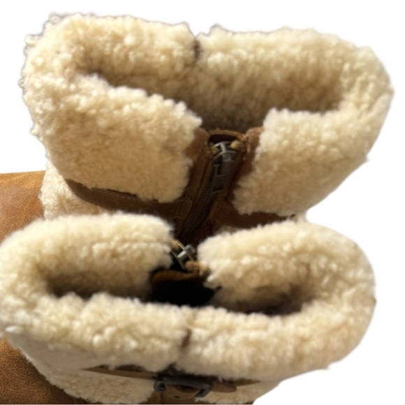 UGG Blayre II leather all weather zip on boots. - Picture 10 of 17